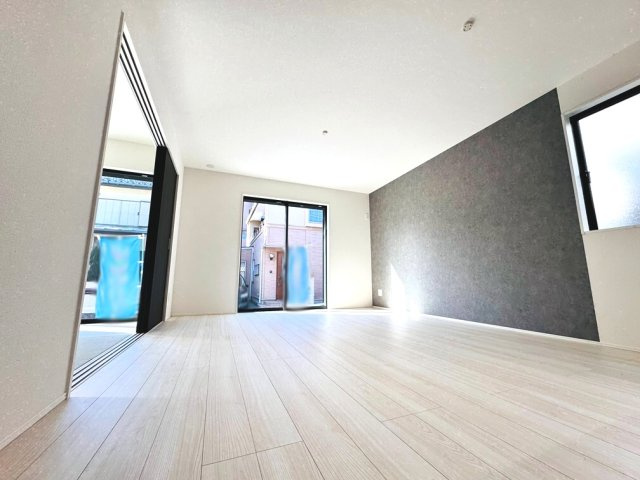 【居間・リビング】 | 和光市南1丁目　新築一戸建住宅（成増店） | 南道路に面した明るいリビング。一部、アクセントクロスも採用し、デザイン性も高めています。