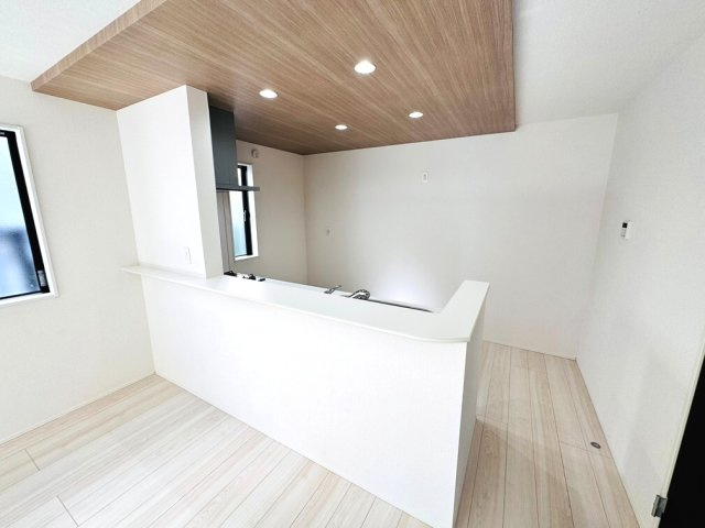 【キッチン】 | 和光市南1丁目　新築一戸建住宅（成増店） | 一部、下がり天井を採用したカウンターキッチン。リビングのお子様の様子も確認しやすく安心☆