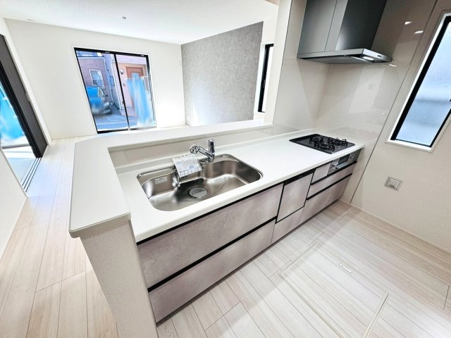 【キッチン】 | 和光市南1丁目　新築一戸建住宅（成増店） | 一部、下がり天井を採用したカウンターキッチン。リビングのお子様の様子も確認しやすく安心☆