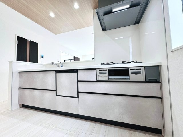 【キッチン】 | 和光市南1丁目　新築一戸建住宅（成増店） | キッチン面材とフローリング、下がり天井がマッチしていてオシャレ☆