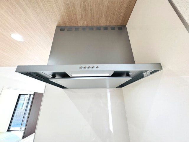 【キッチン】 | 和光市南1丁目　新築一戸建住宅（成増店） | 整流板付きでお掃除がしやすいスリムタイプ型レンジフードを採用。