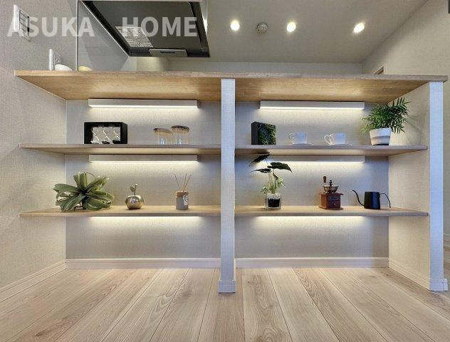 モンテベルデ横浜の収納|食品や食器などを収納できるパントリー。もちろんそれ以外にも、備蓄庫として機能性と見た目にも優れた有能な収納スペースです。