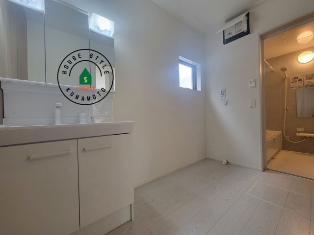 熊本市西区高橋町1丁目第1-2棟（2号棟）　の脱衣所|ゆとりの洗面スペースで朝の身支度もスムーズに。暮らしを快適に変えるシャワー付洗面台です！