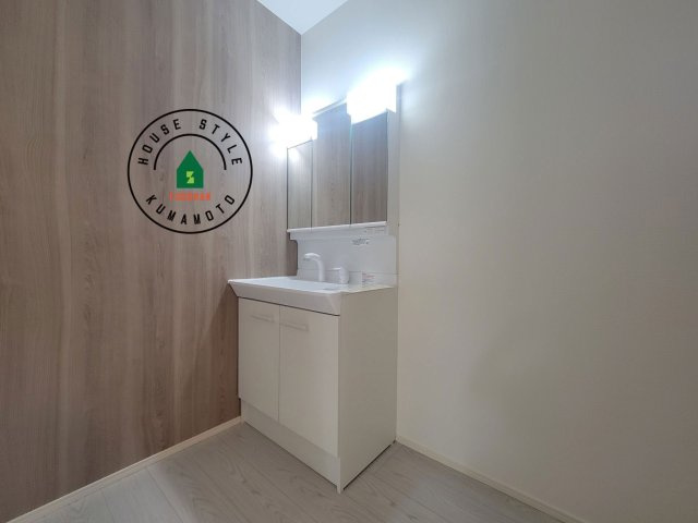 熊本市西区高橋町1丁目第1-2棟（2号棟）　の独立洗面台|毎日使うものだから清潔な空間を保ちたい水回り。洗面にはそんな願いを解消させてくれる収納アイデアが満載です。三面鏡の裏側にはキャビネットが現れ小物から背の高い物まで収納できます。