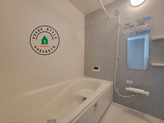 熊本市西区高橋町1丁目第1-2棟（2号棟）　の浴室|1日の疲れを癒してくれる広々バスルーム。雨の日のお洗濯にも大活躍な浴室乾燥機付です！