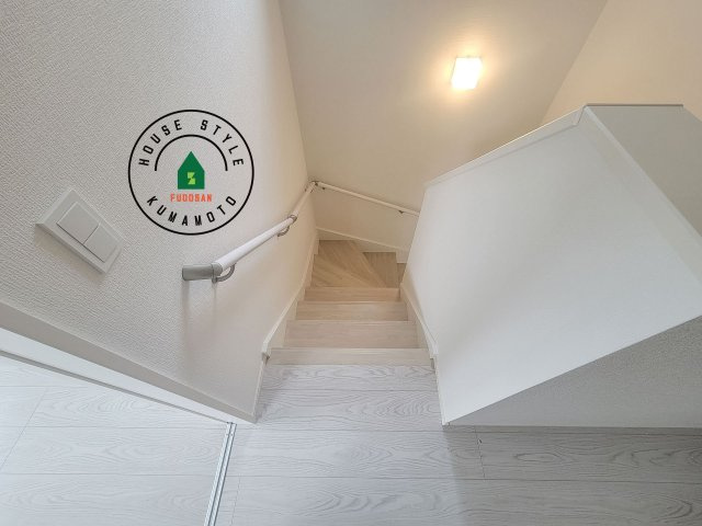 熊本市西区高橋町1丁目第1-2棟（2号棟）　の内装|階段からも明るい光が入ります。採光や通風も階段の重要な役割です。