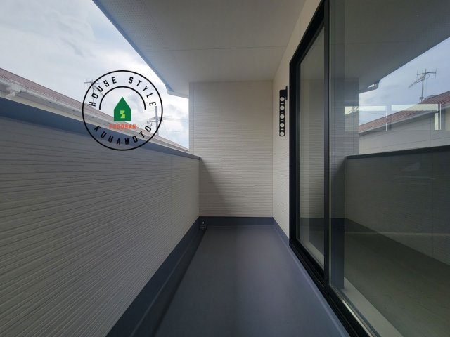 熊本市西区高橋町1丁目第1-2棟（2号棟）　のバルコニー|風をしっかりと感じられるバルコニーでは、毎日が洗濯日和です。広々としているので洗濯も楽しくなるでしょうし、気分転換にバルコニーからの眺めを楽しむのもいいでしょう。