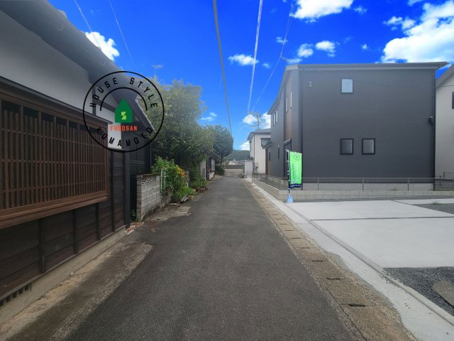 熊本市西区高橋町1丁目第1-2棟（2号棟）　の前面道路含む現地写真|前面道路は閑静な住宅地をはしる車通りの少ない道路。お車の出し入れが苦手なママや小さなお子様にも安心ですね。しっかり舗装もされているので、ベビーカーや自転車で通っても快適に通行できます。