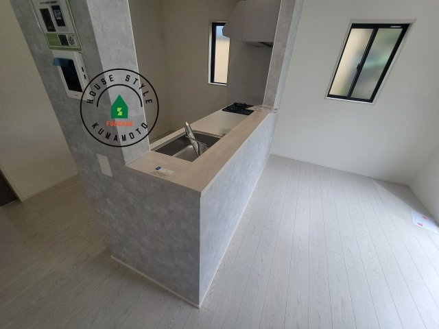 熊本市西区高橋町1丁目第1-2棟（2号棟）　のダイニング|キッチンから立ち込める香りが今日の料理を期待させます。