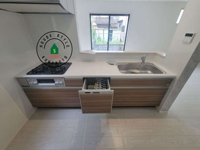 熊本市西区高橋町1丁目第1-2棟（2号棟）　のキッチン|ご家族を近くに感じられる対面キッチンのLDK。会話もはずみそうですね。