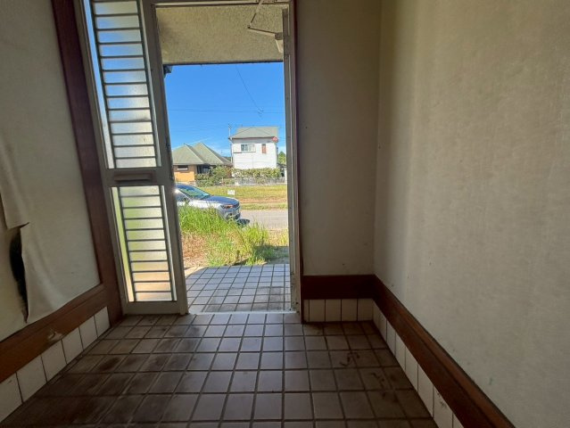 山武市本須賀　中古戸建の玄関