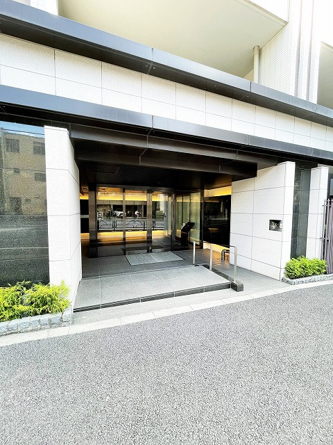 マジェスティ新宿御苑パークナードのエントランス