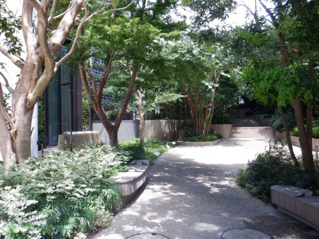 パークコート神宮北参道ザタワーの中庭