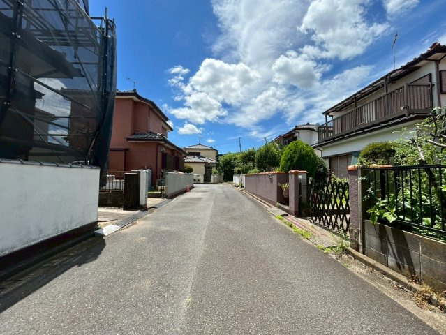 富里市七栄　中古戸建の前面道路含む現地写真