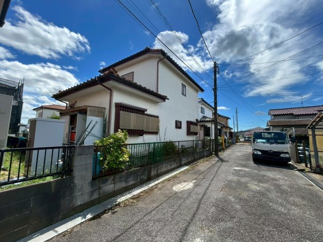 富里市七栄　中古戸建の前面道路含む現地写真