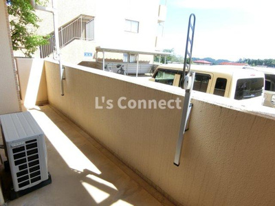 【バルコニー】 | パームクレスト高森 | 晴れた日には洗濯物もたくさん干せます。