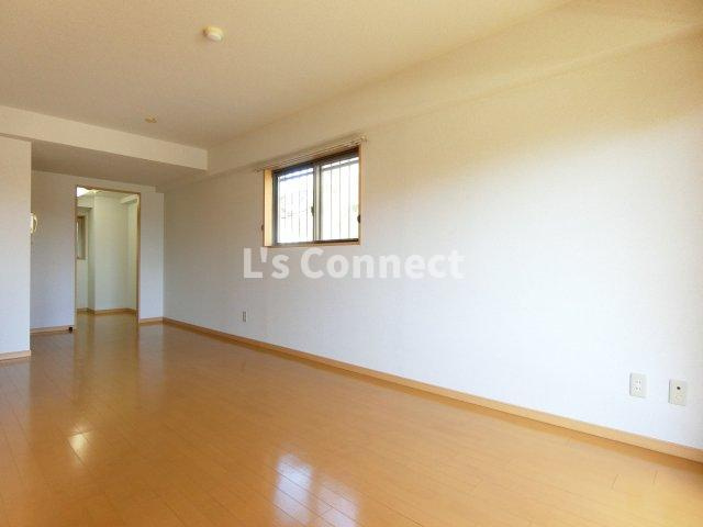 【居間・リビング】 | パームクレスト高森 | １４帖のＬＤＫ。角部屋で２面に窓があります。