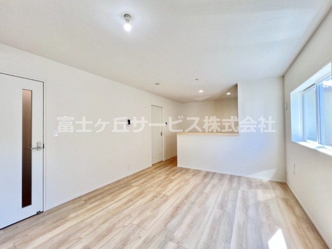 【居間・リビング】 | 富士市岩本 15期 新築一戸建て | 15帖のリビングダイニングです