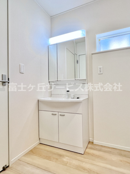 【独立洗面台】 | 富士市岩本 15期 新築一戸建て | 独立洗面台、小物を置くことができて便利です