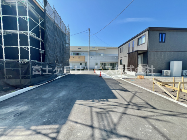 【前面道路含む現地写真】 | 富士市岩本 15期 新築一戸建て | 前面道路含む現地写真です