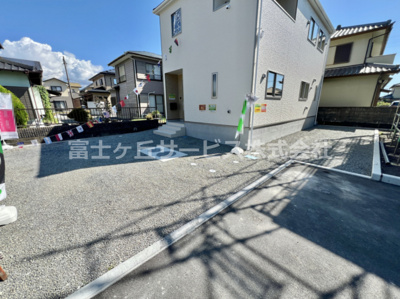 【駐車場】 | 富士市岩本 15期 新築一戸建て | 車をお持ちの方に嬉しい駐車場付きの物件です