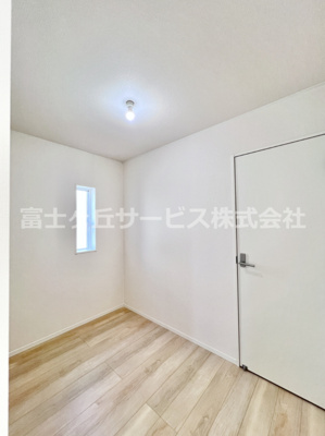 【収納】 | 富士市天間 16期 新築一戸建て 2号棟 | キッチン横にファミリークロークがあります