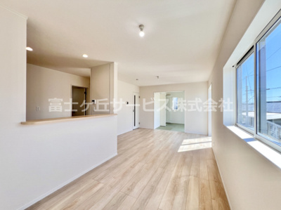 【居間・リビング】 | 富士市天間 16期 新築一戸建て 2号棟 | 16帖のリビングダイニングです