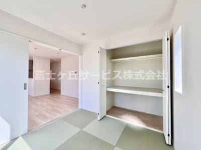 【和室】 | 富士市天間 16期 新築一戸建て 2号棟 | リビング横の4.5帖の和室です