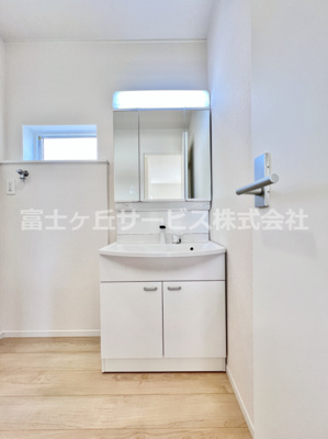 【独立洗面台】 | 富士市天間 16期 新築一戸建て 2号棟 | 独立洗面台、小物を置くことができて便利です