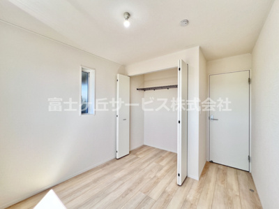 【洋室】 | 富士市天間 16期 新築一戸建て 2号棟 | 5帖の洋室です