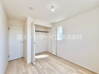 【子供部屋】 | 富士市天間 16期 新築一戸建て 2号棟 | 5帖の洋室です