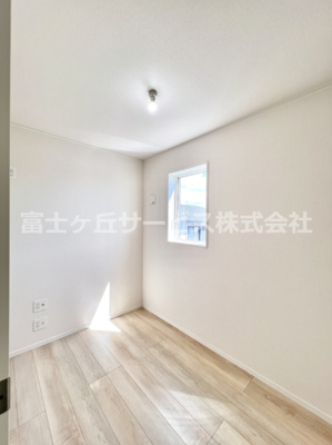 【洋室】 | 富士市天間 16期 新築一戸建て 2号棟 | 3帖のテレワークルームです