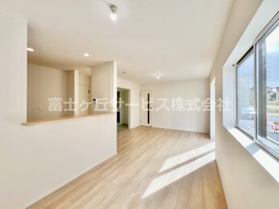 【居間・リビング】 | 富士宮市万野原新田 29期 新築一戸建て 2号棟 | 16帖のリビングダイニングです