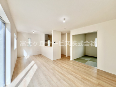 【居間・リビング】 | 富士宮市万野原新田 29期 新築一戸建て 2号棟 | こちらの居間で趣味の時間をお楽しみください