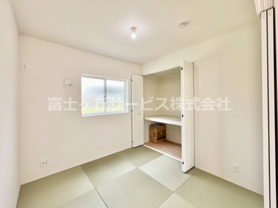 【和室】 | 富士宮市万野原新田 29期 新築一戸建て 2号棟 | リビング横の4.5帖の和室です