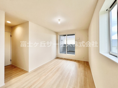 【寝室】 | 富士宮市万野原新田 29期 新築一戸建て 2号棟 | 8.5帖の寝室です