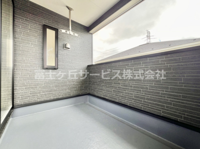 【バルコニー】 | 富士宮市万野原新田 29期 新築一戸建て 2号棟 | 開放的で明るい空間を演出してくれるバルコニーです