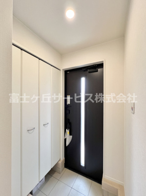 【玄関】 | 富士宮市万野原新田 29期 新築一戸建て 2号棟 | シンプルで使いやすい玄関です