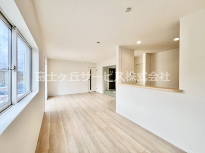 【居間・リビング】 | 富士宮市万野原新田 29期 新築一戸建て 3号棟 | 17帖のリビングダイニングです