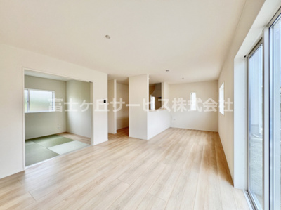 【居間・リビング】 | 富士宮市万野原新田 29期 新築一戸建て 3号棟 | 使いやすいリビングです