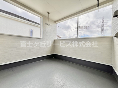 【バルコニー】 | 富士宮市万野原新田 29期 新築一戸建て 3号棟 | 開放的で明るい空間を演出してくれるバルコニーです