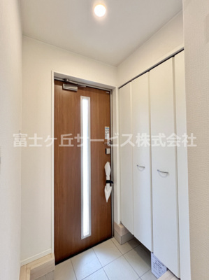 【玄関】 | 富士宮市万野原新田 29期 新築一戸建て 3号棟 | きれいな玄関です