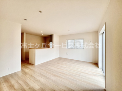 【居間・リビング】 | 富士宮市万野原新田 29期 新築一戸建て 7号棟 | ゆったり過ごせるリビングです