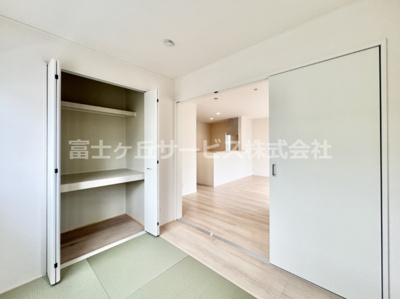 【和室】 | 富士宮市万野原新田 29期 新築一戸建て 7号棟 | リビング横の3.75帖の和室です