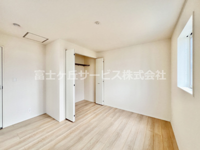 【寝室】 | 富士宮市万野原新田 29期 新築一戸建て 7号棟 | 7帖の寝室です