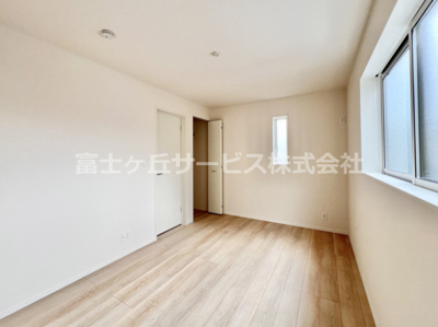 【洋室】 | 富士宮市万野原新田 29期 新築一戸建て 7号棟 | 6.75帖の洋室です