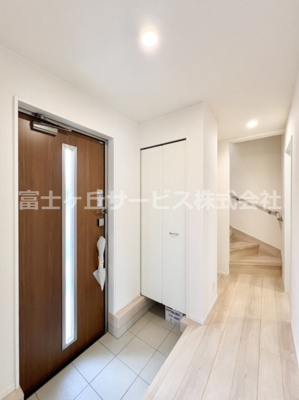 【玄関】 | 富士宮市万野原新田 29期 新築一戸建て 7号棟 | きれいな玄関です