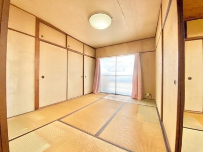 【寝室】 | メイゾン初芝 | 通風・採光にも優れ、心地よい光と風があふれています。 贅沢といえるほどの豊かな居住性と、プライドを満たすクオリティが見事に調和した住空間。