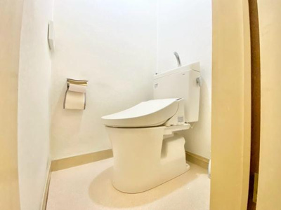 【トイレ】 | メイゾン初芝 | 節水型でエコなトイレには、今では当たり前のウォシュレット付き。便座を温める機能付き！