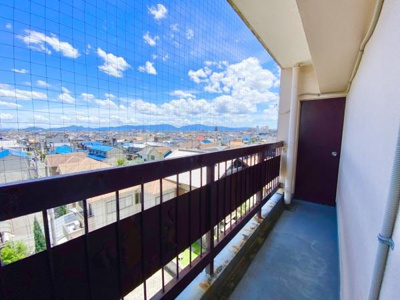 【バルコニー】 | メイゾン初芝 | 開放的なバルコニーは見晴らしもよく、太陽の温かな温もりをめいっぱい受け止めてくれます。太陽の光と爽やかな風を受けたお洗濯物はあっという間に乾き、取りこむ時には太陽の匂いを感じられそうですね♪